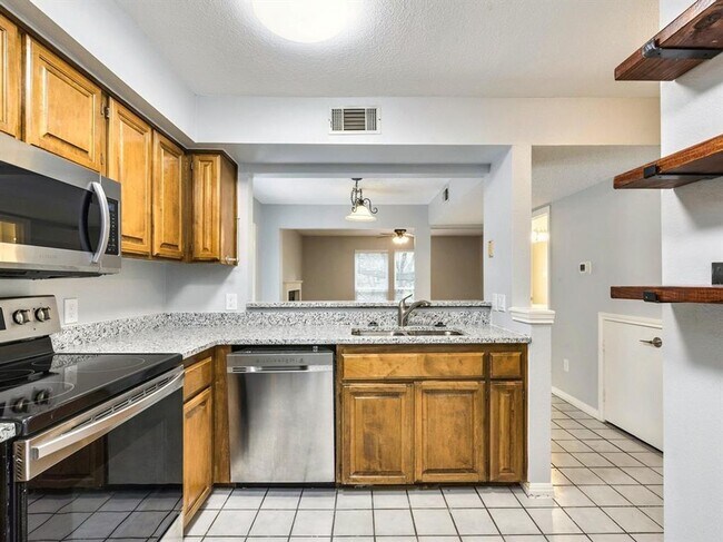 Building Photo - Charming 2 Bedroom, 1.5 Bathroom Home with...