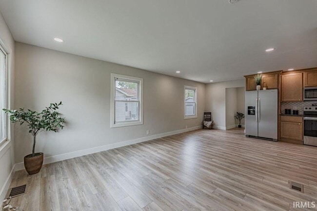 Building Photo - 1628 E Blackford Ave