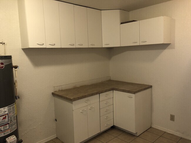 Building Photo - Spacious Home, Pets welcome