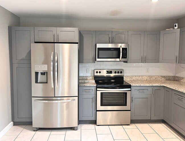 Foto del edificio - Renovated Home with Open Layout and Prime ...