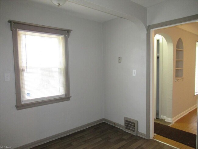 Building Photo - 13818 Belleshire Ave