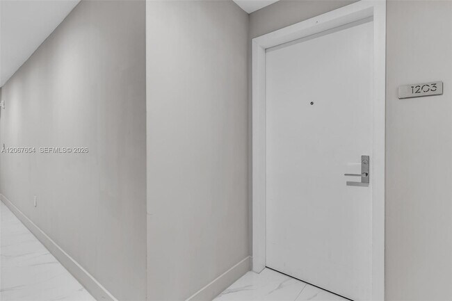 Foto del edificio - 700 NE 24th St