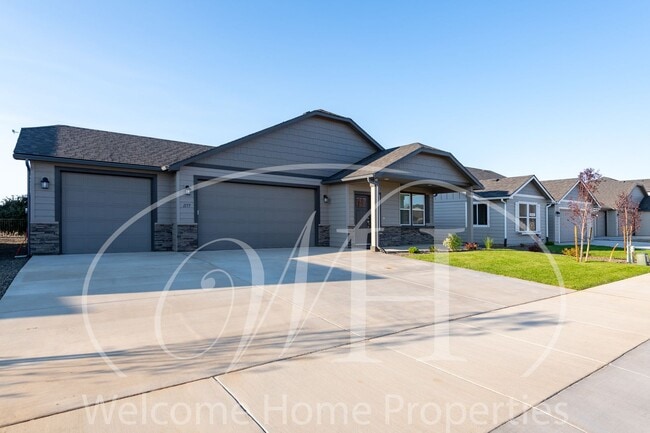 Building Photo - Brand NEW Home!  Overlooking the Golf Course!