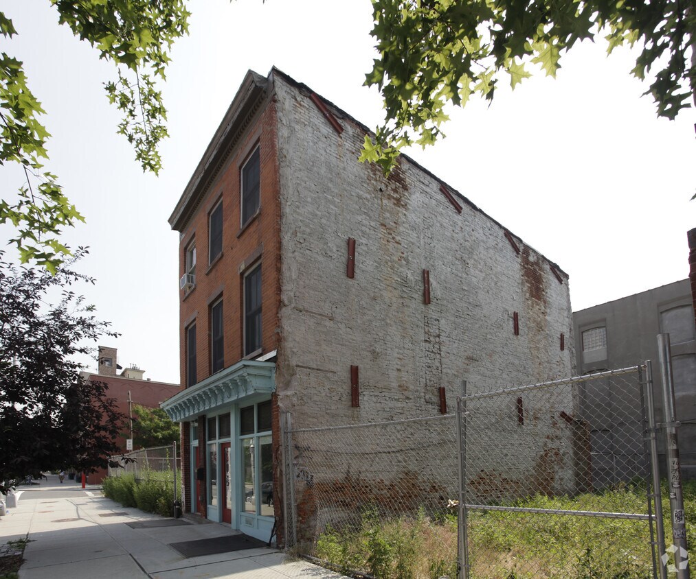 Primary Photo - 311 Columbia St