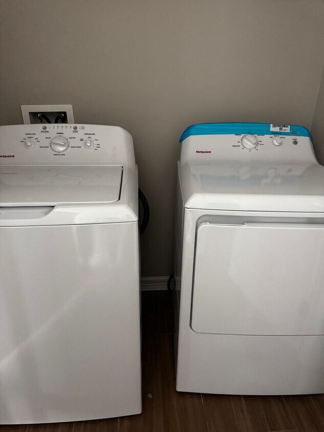 Building Photo - 705 Sparrow Rd