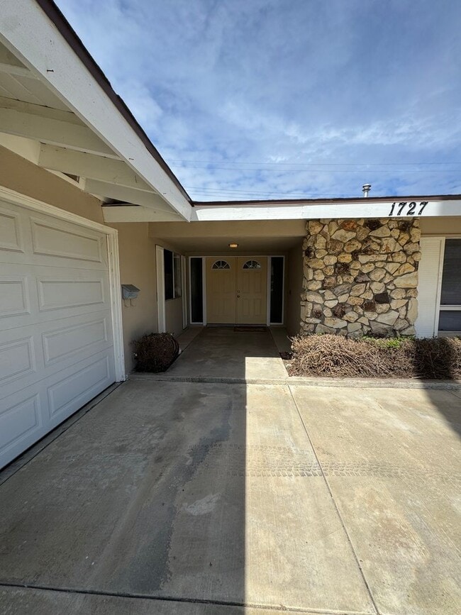 Building Photo - Bright and Updated Camarillo Home with Fireplace and Outdoor Living