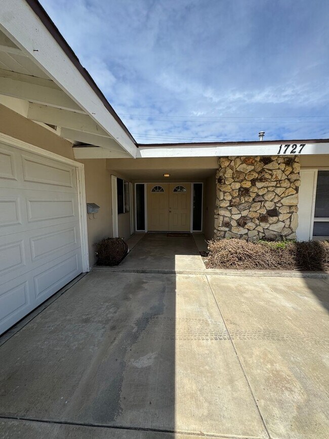 Foto del edificio - Bright and Updated Camarillo Home with Fireplace and Outdoor Living