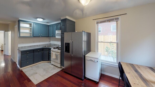 Building Photo - Room in 4 Bedroom Home at 809 Thayer Ave