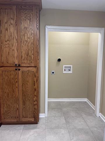 Building Photo - 402 E 2nd St