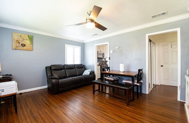 Building Photo - House - 2 Bedrooms / 1 Bathroom - Downey
