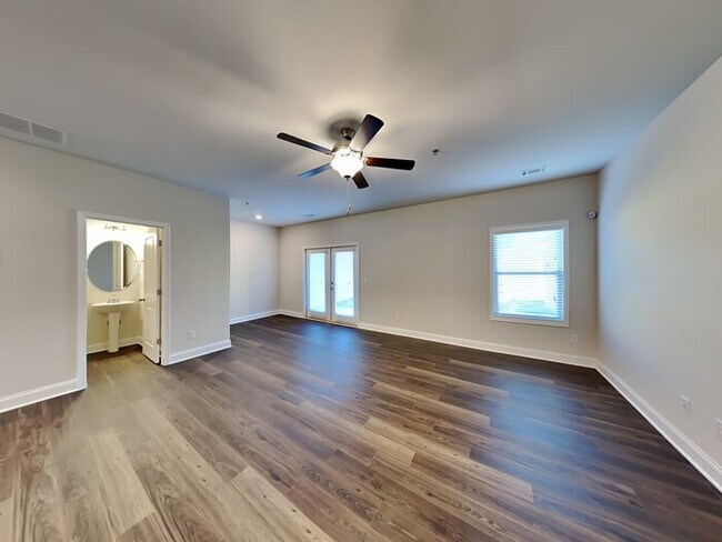 Foto del edificio - 4 Bedroom Townhome - Move-in special!