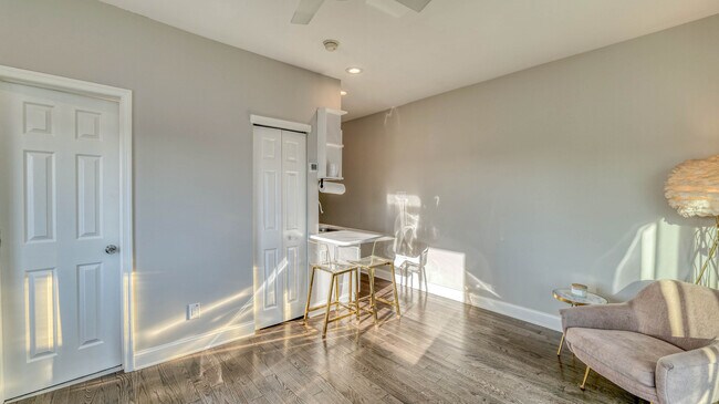 Building Photo - 25 S Surrey Ave