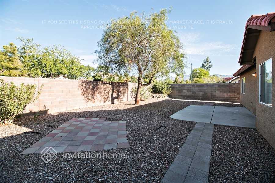 Foto del edificio - 5823 Berry Hill Ln