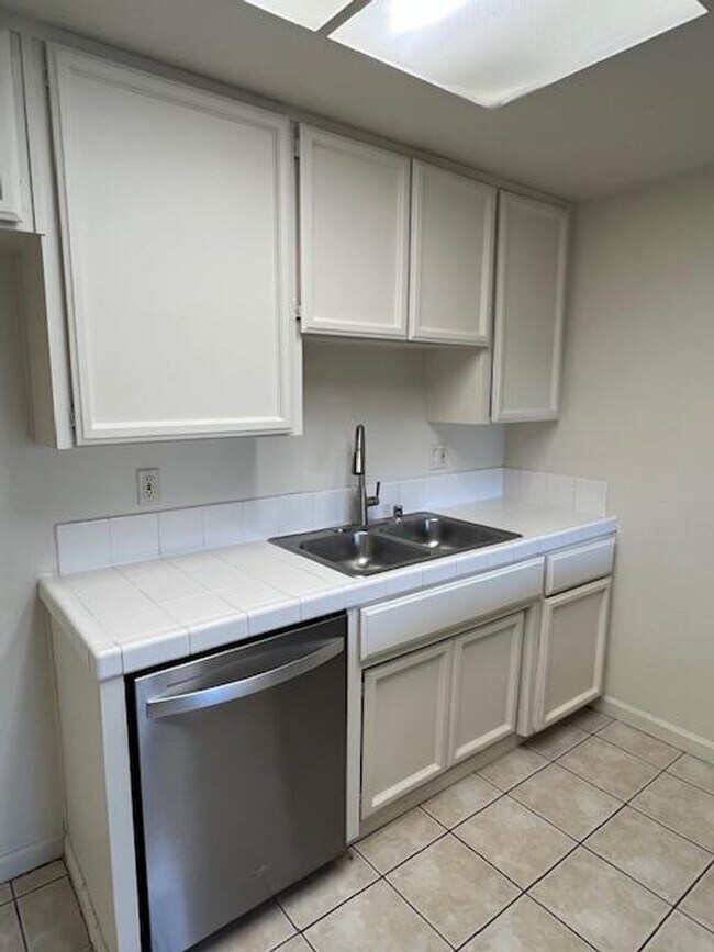 Foto del edificio - COMPLETELY REMODELED 2 BEDROOM DUPLEX IN ROCKLIN!!