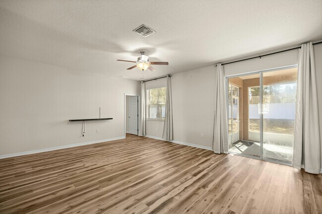 Foto del edificio - 3008 NE 24th Pl