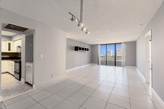 Foto del edificio - 3300 NE 192 St