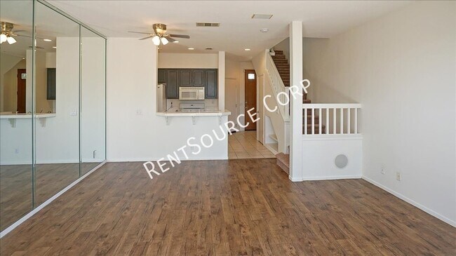 Foto del edificio - 2 Bedroom Townhome In Valencia For Rent!