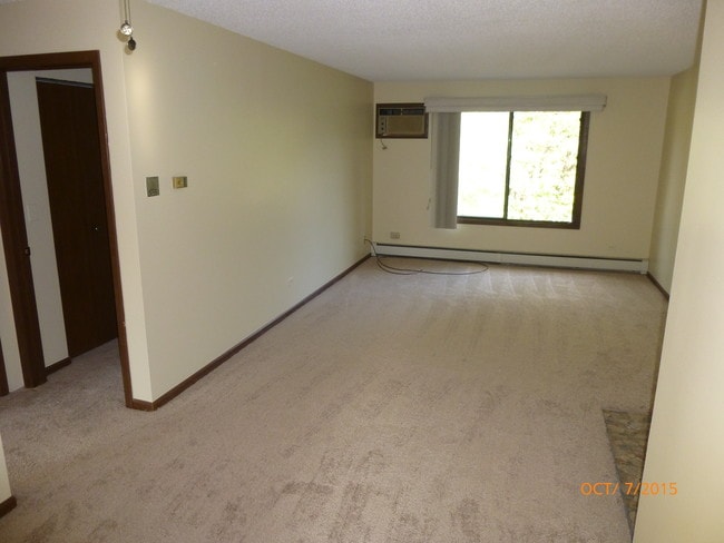 Building Photo - 8320 Oak Leaf Dr
