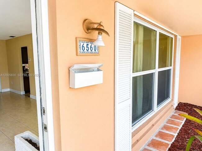 Foto del edificio - 6560 NW 25th St