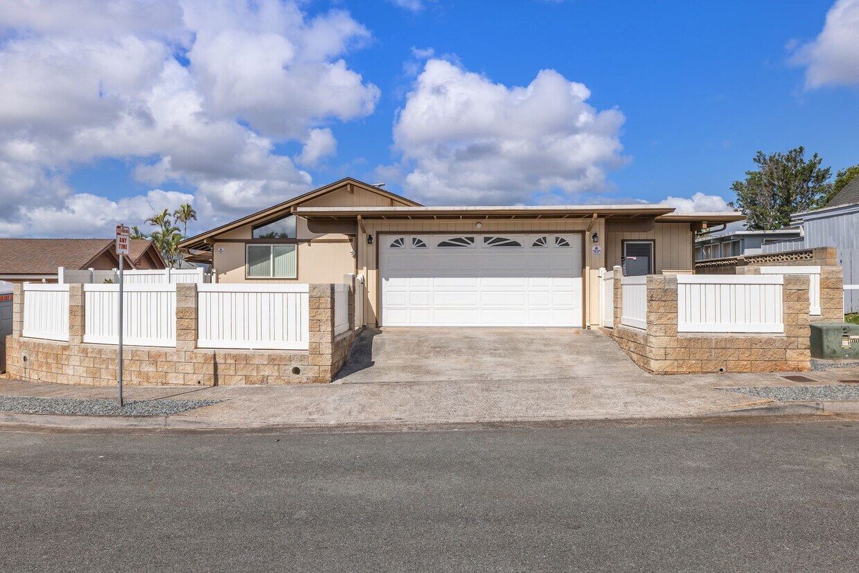 Primary Photo - Mililani Large Family Home in Cul De Sac