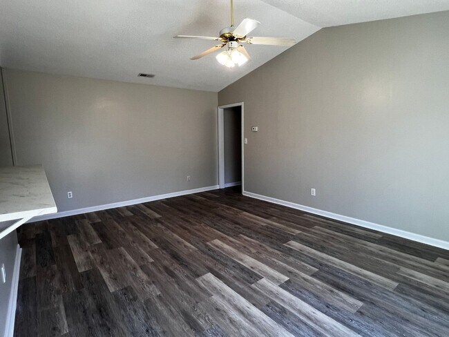 Foto del edificio - Lovely two bedroom two bath duplex in Hubert. NEW PAINT & NEW FLOORING THROUGHOUT. Just minutes t...