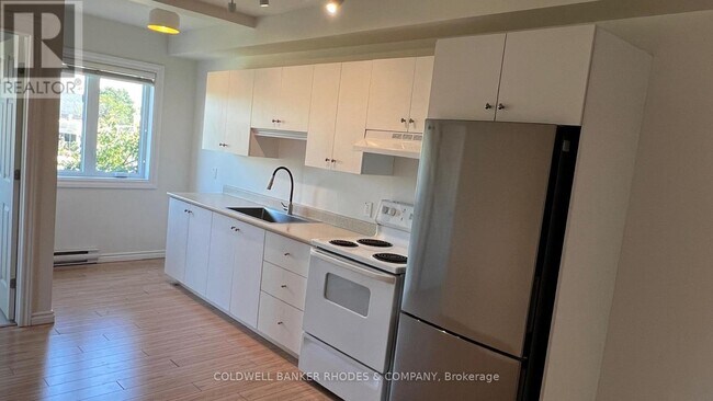 Photo du bâtiment - 737-737 Gladstone Ave