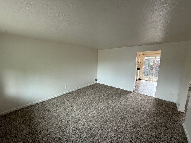 Building Photo - 926 SE Uglow Ave