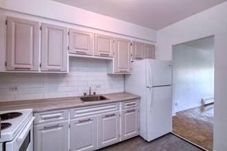 Building Photo - 2400 Av. Van Horne