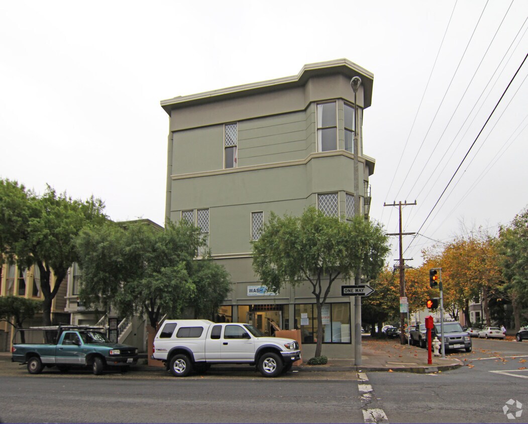 Building Photo - 2891 Pine St
