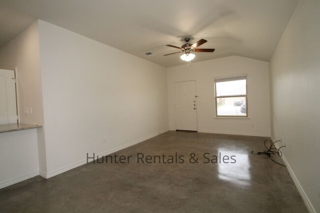 Building Photo - North Killeen 3-Bed Duplex with Modern Tou...