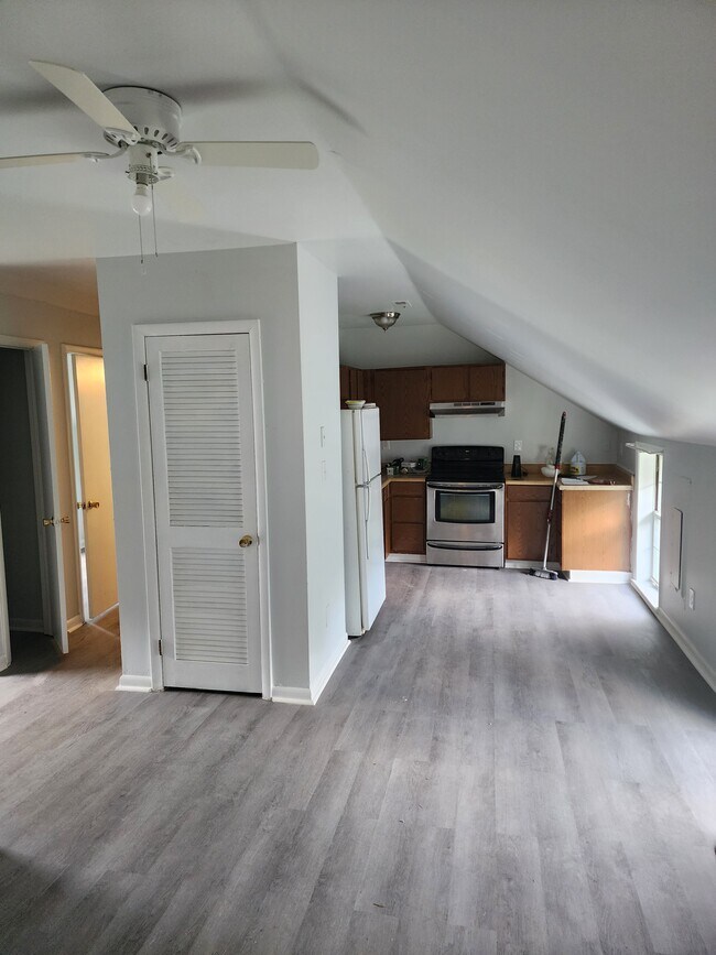 área de cocina/sala de estar - 46183 Drayden Rd