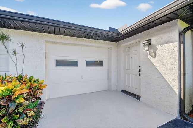 Building Photo - 4677 Robinwood Cir