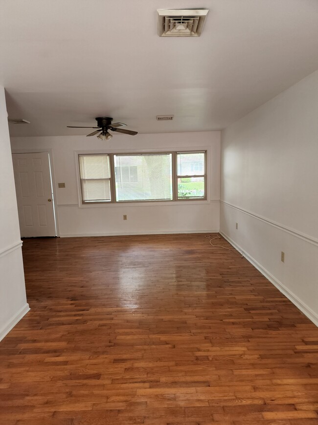 Living room/dining area - 202 Benjamin Ave