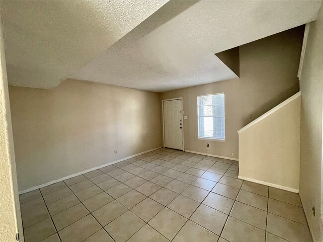 Building Photo - 702 Hargest St