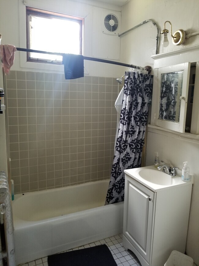 Upstair Full Bath - 1507 E 22nd St
