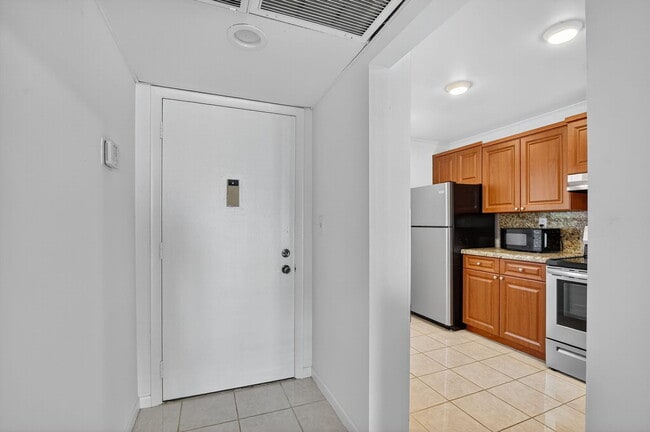 Building Photo - 11 Royal Palm Way