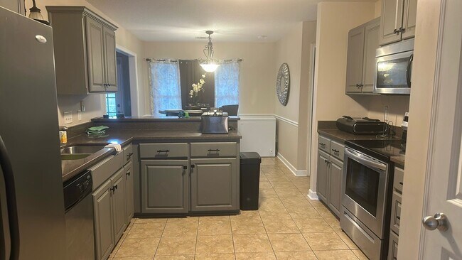 Building Photo - For Rent – Beautiful Traditional Single-St...