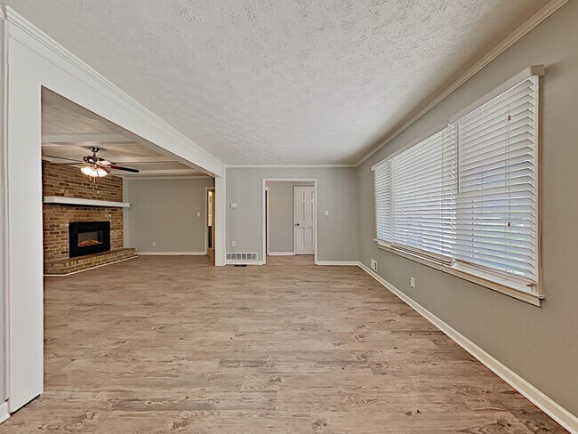 Building Photo - 3091 E Anderson Dr