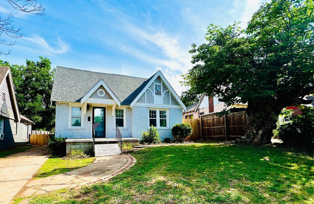 Primary Photo - Cute 2BD 1BA Bungalow in NW OKC!!!
