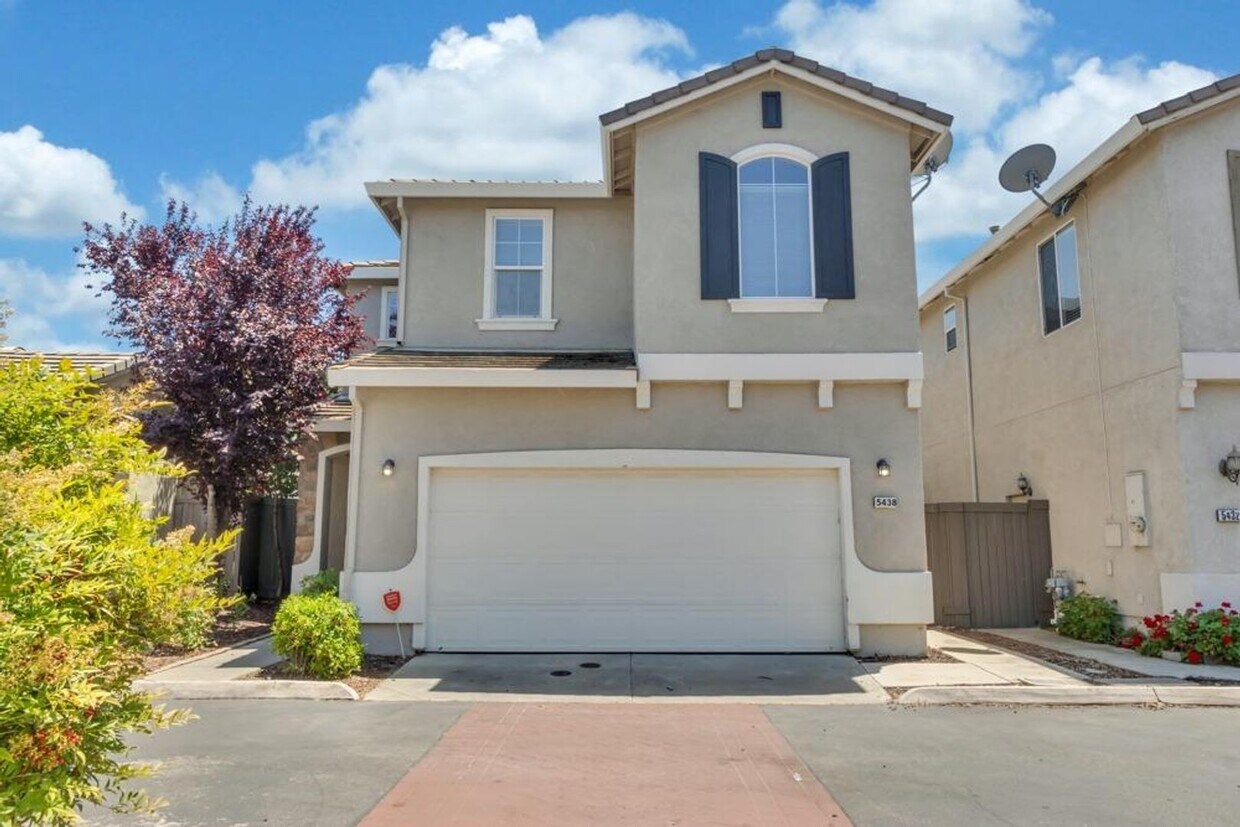 Foto principal - Beautiful 3 bed 2.5 bath in Natomas!