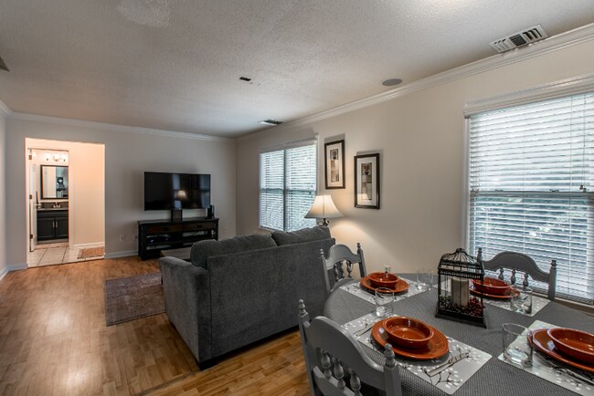 Building Photo - 3016 Live Oak Ln SW