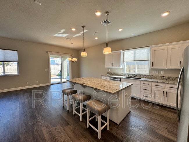 Building Photo - 5049 Cardero Wy