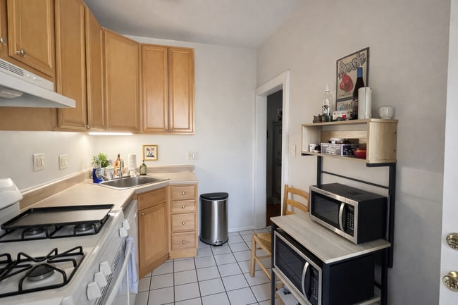 Building Photo - 2461 N Clark St