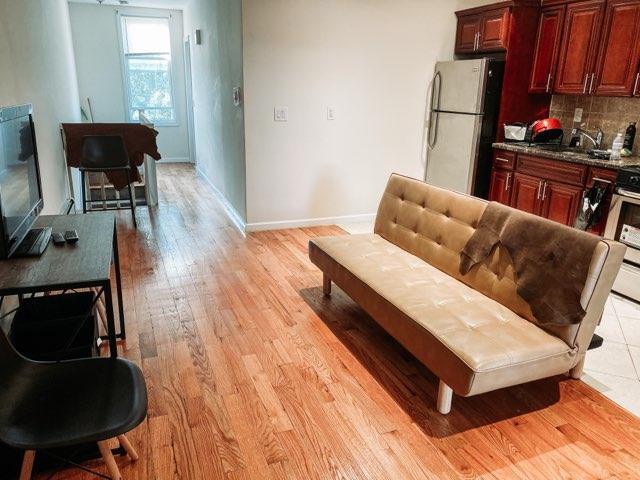 Sala de estar - 1046 Herkimer St