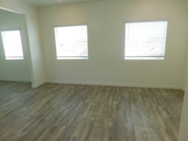 Foto del edificio - WALKING DISTANCE TO COMMUNITY