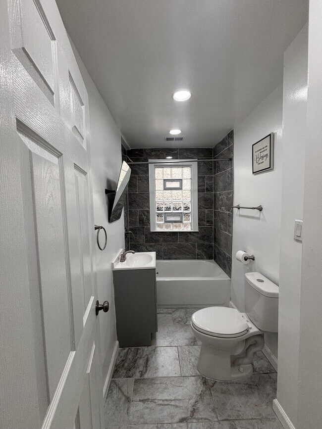 Foto del edificio - 3415 E Canfield St
