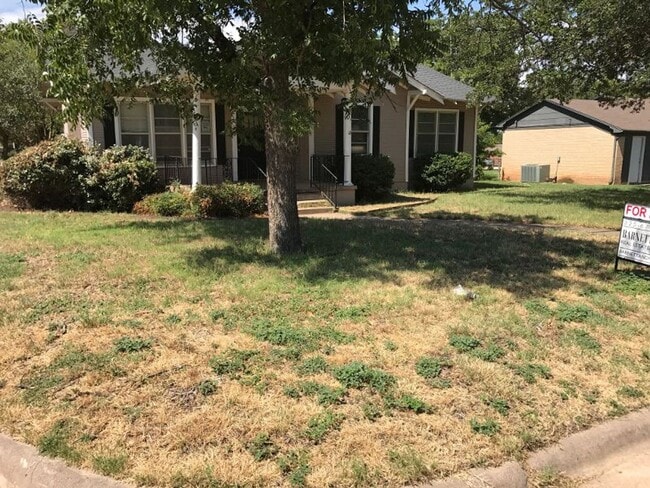 Building Photo - 826 E N 15th St