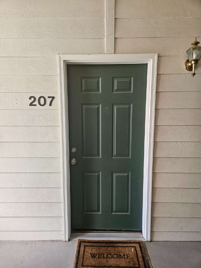 Foto del edificio - 2 Bed 1.5 Bath 2nd Floor Condo, 1-Car Garage