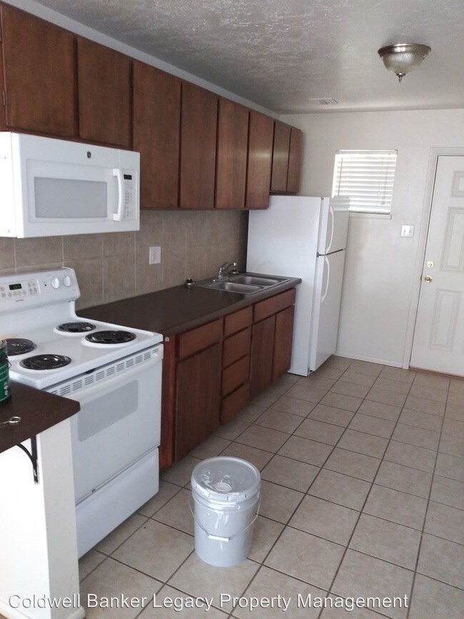Building Photo - 9420 Candelaria Rd NE