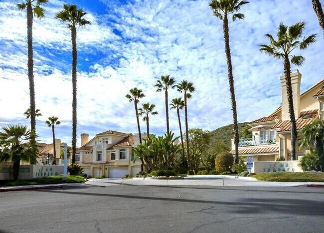 Foto del edificio - The perfect 3 Bed 3 bath Townhouse